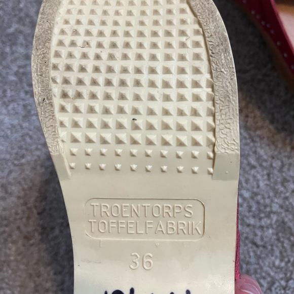 Troentorp Da Vinci Red Leather Clogs - Picture 2 of 7